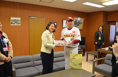 大久保楽天ゴールデンイーグルス監督（右）