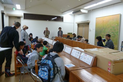 出発前に鷲羽山ビジターセンターでミニ図鑑と海藻の入った栞を配って洲脇　清先生のお話、そして海での注意事項を聞く。
海では走らない、背を向けない、むやみに
手を入れない！