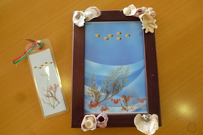 栞も同じように作ります。出来上がった絵葉書を写真立てに入れて、貝殻やシーグラスを写真立てに貼り付けて完成です。
