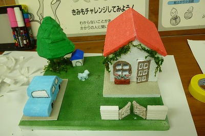 発泡ステロールで家を作りました