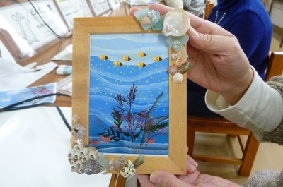 写真立てに飾り付けをして絵葉書を入れます。