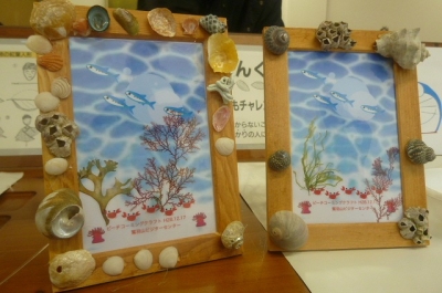 貝殻などできれいな写真立てにします