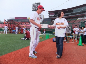 倉敷市から平石監督代行へ桃の贈呈