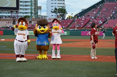 クラッチくん、クラッチーナに囲まれ「わしゅうくん」とってもうれしそうでした。