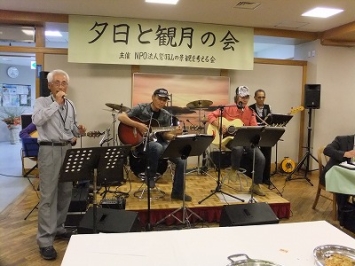 軽音楽のフォーク・セピアの演奏で懐かしの60年70年代の唄と共に、「鷲羽旅情」も歌いました。