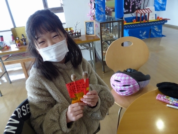 おひな様人形に顔と、裏側に願い事を書いてもらいました。