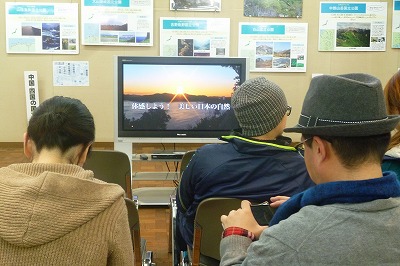 国立公園31か所のＤＶＤ，知床のＤＶＤ　と
世界最古の国立公園イエローストーンのＤＶＤ
上映コーナー