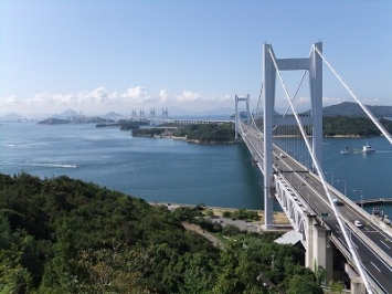 Many ships go every day.
東屋付近から